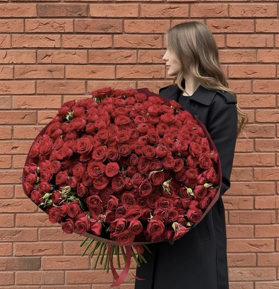 Монобукет з червоних кущових троянд — folia.flowers, квіти у Варшаві
