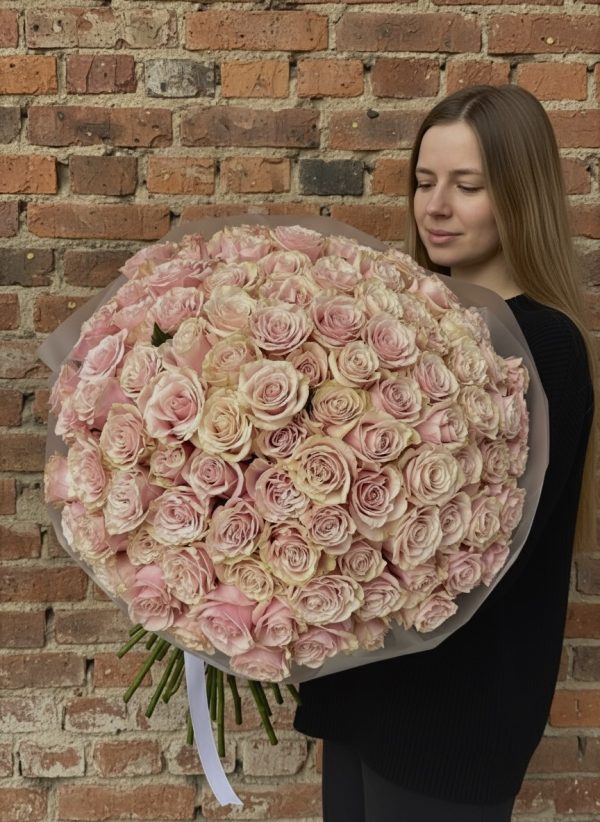 Mono-bouquet of pink single-head roses