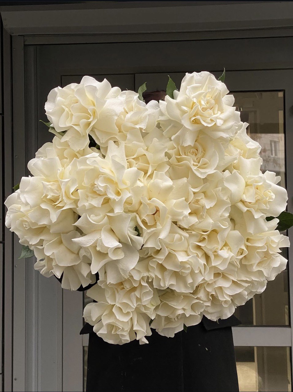 Монобукет из белых французских роз — изображение 3