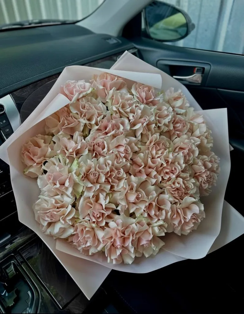 Моно-букет із рожевих французьких троянд — folia.flowers, квіти у Варшаві