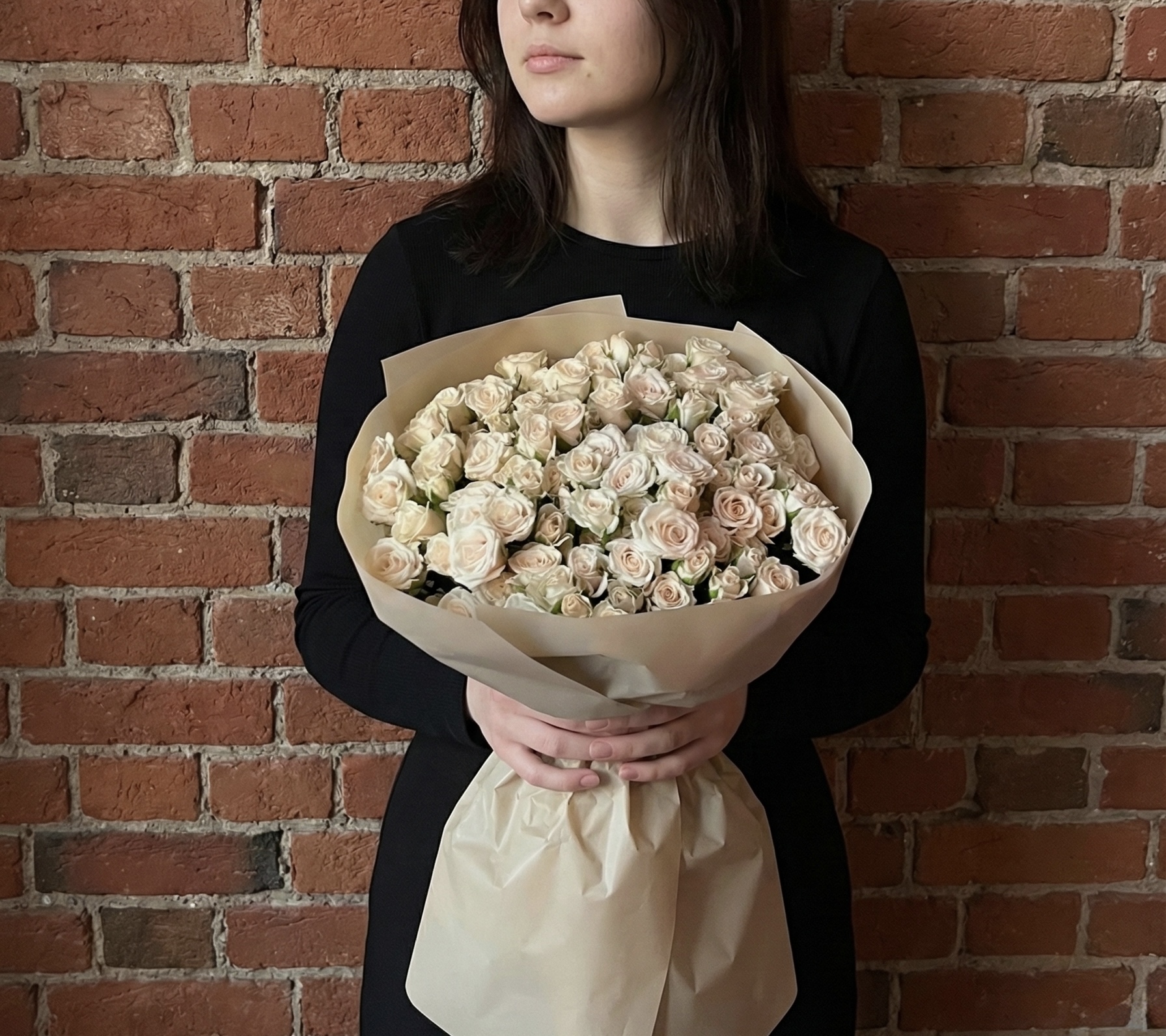 Монобукет из кремовых кустовых роз — изображение 2