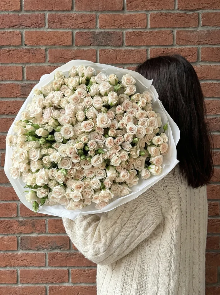 Монобукет з кремових кущових троянд — folia.flowers, квіти у Варшаві