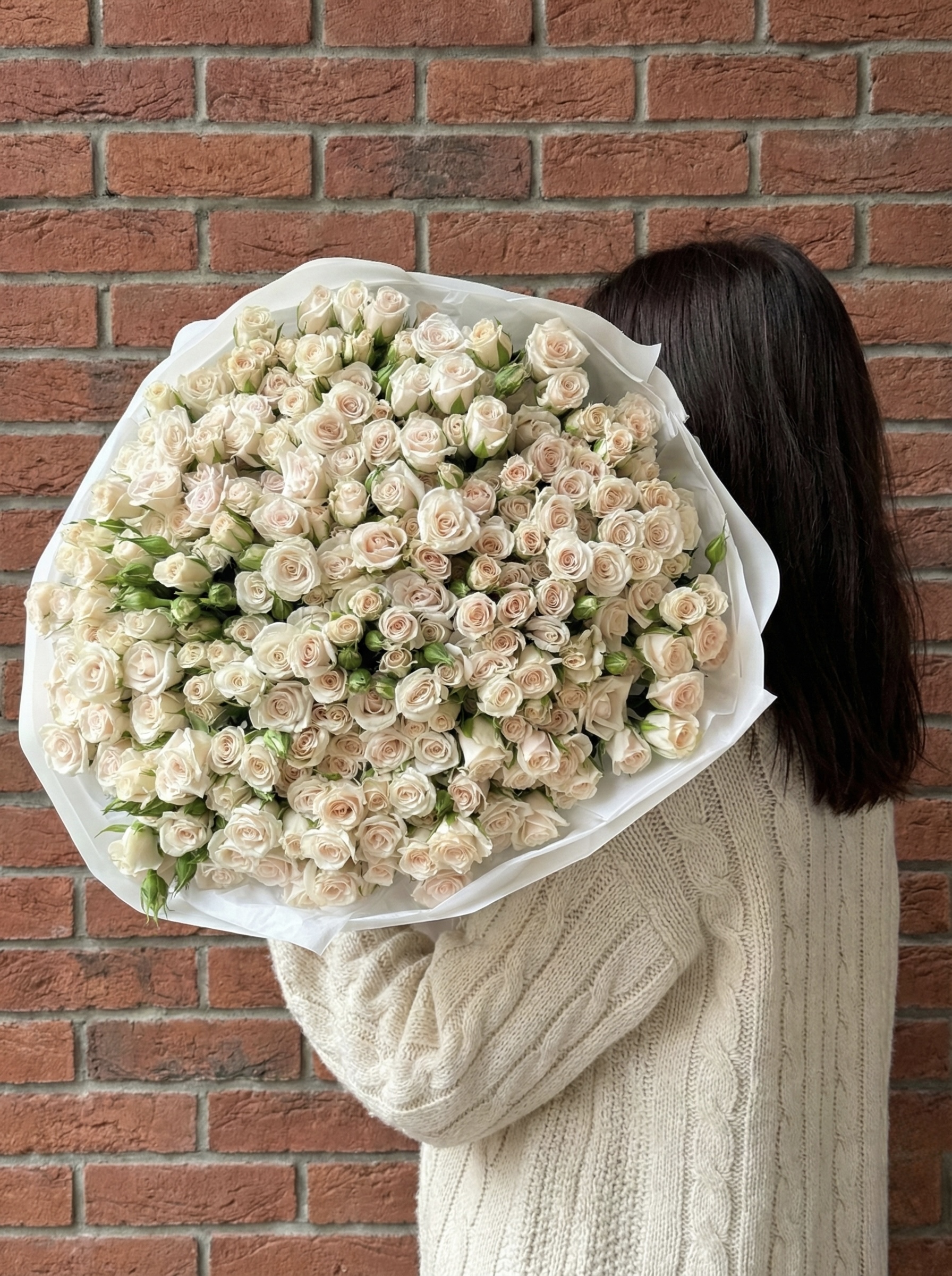 Монобукет из кремовых кустовых роз