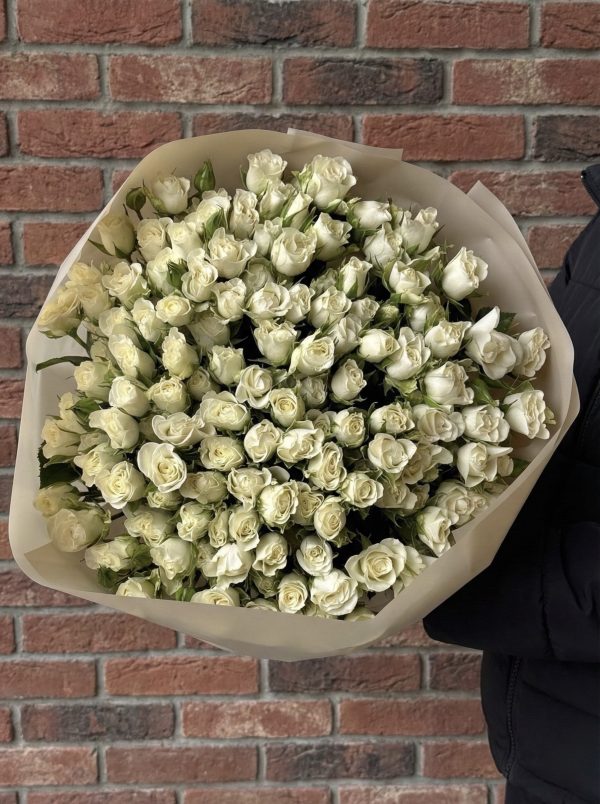 Monobukiet z białych róż w sprayu