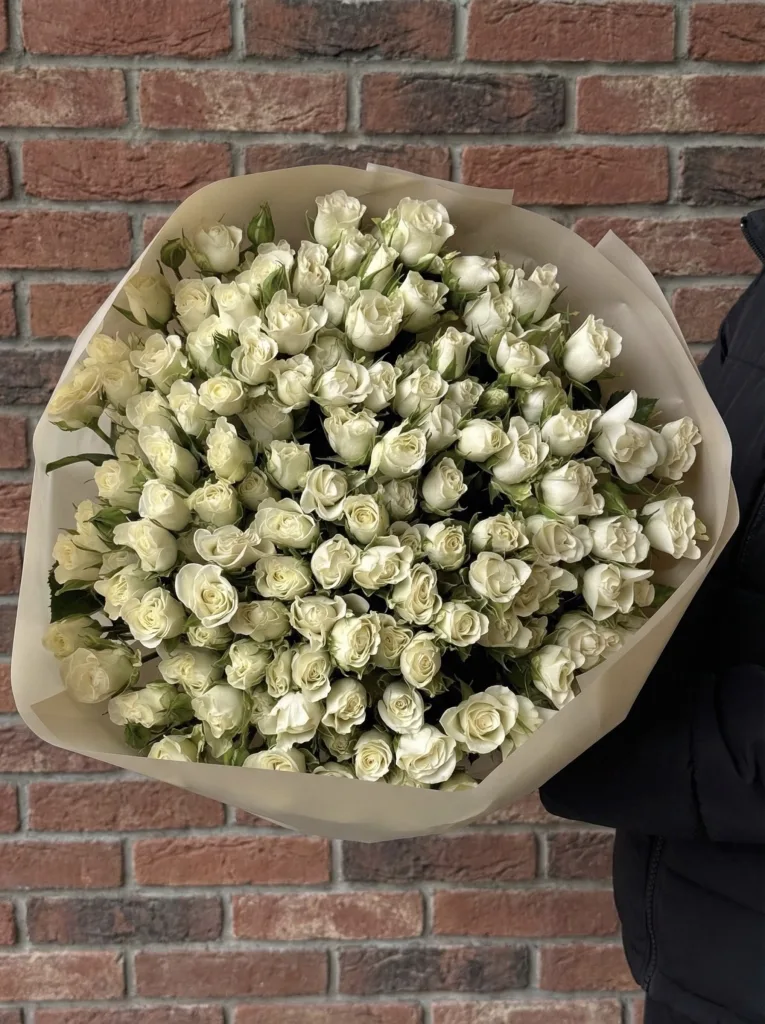 Моно-букет із білих кущових троянд — folia.flowers, квіти у Варшаві