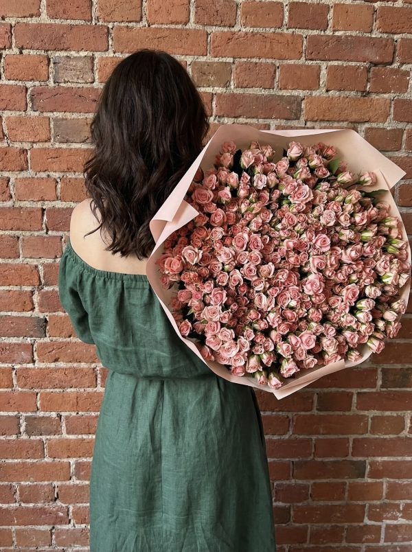 Mono-bouquet of pink spray roses