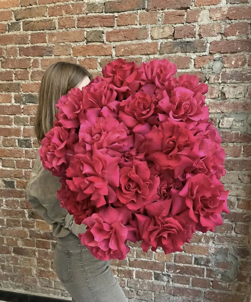 Моно-букет із малинових французьких троянд — folia.flowers, квіти у Варшаві