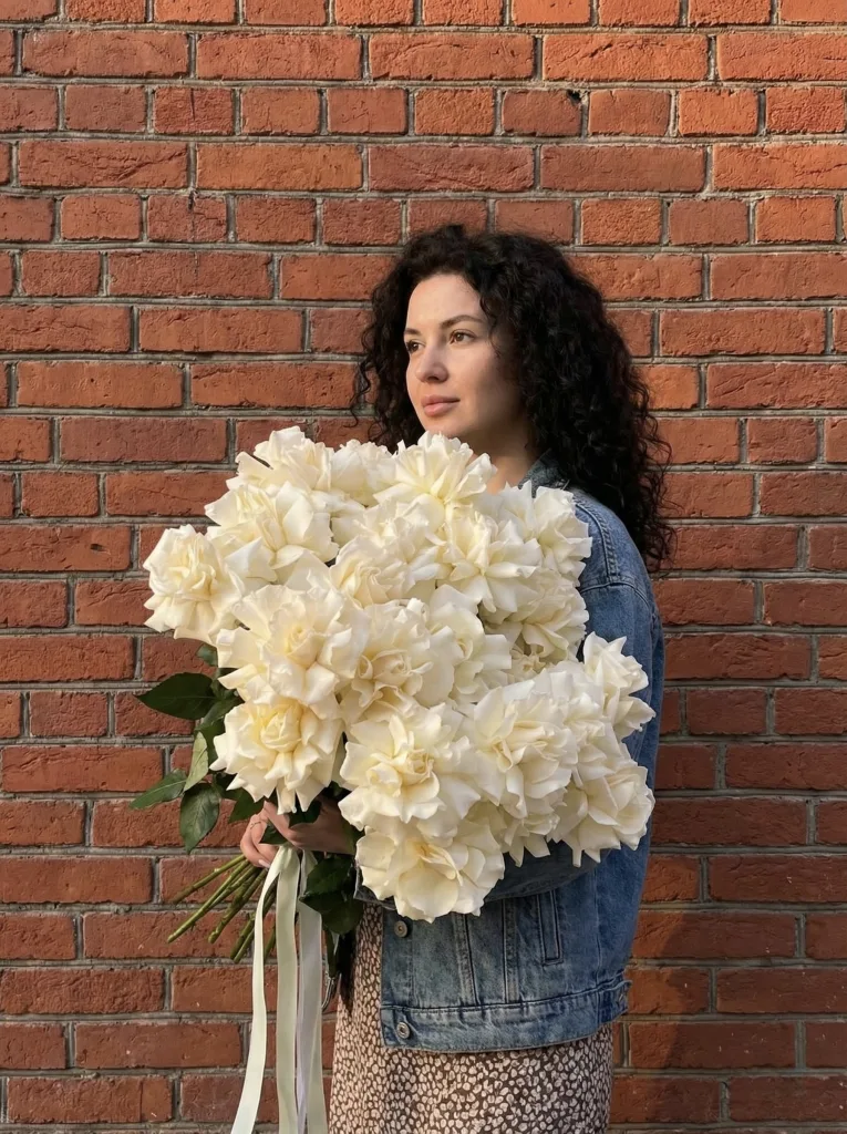 Моно-букет із білих французьких троянд — folia.flowers, квіти у Варшаві