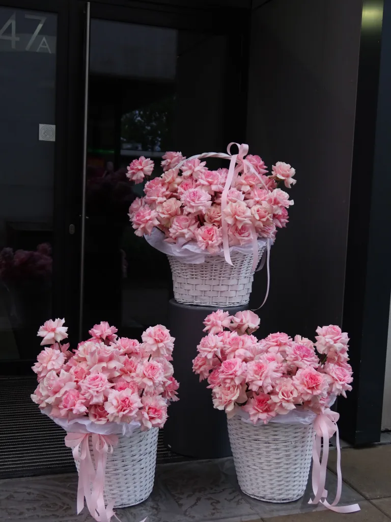 Zestaw 3 koszy kwiatowych „Kwitnący maj” — folia.flowers, kwiaciarnia Warszawa