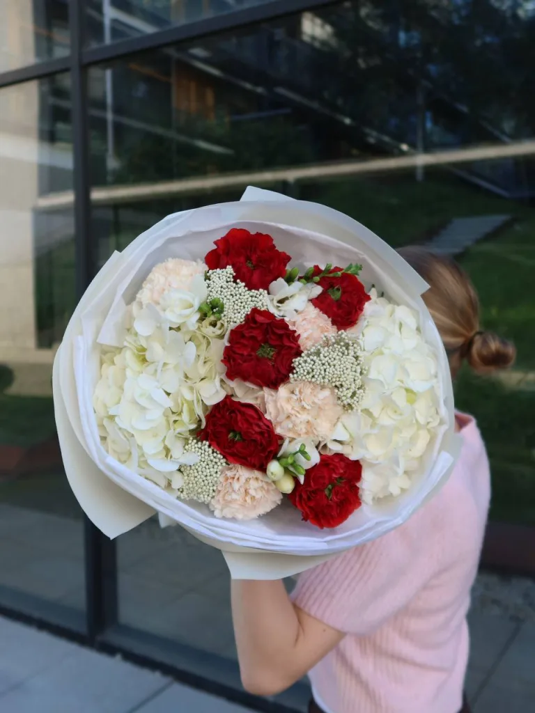 Szkarłatny szept czułości — folia.flowers, kwiaciarnia Warszawa