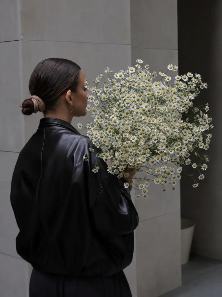 Monobukiet z rumianku — folia.flowers, kwiaciarnia Warszawa