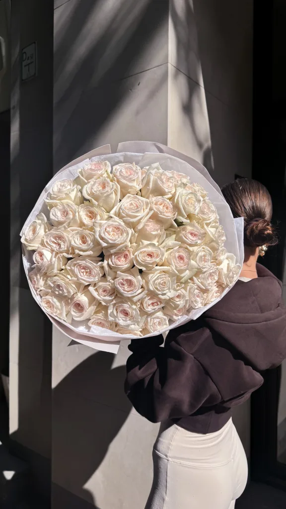 Pachnąca piwoniowa róża  "White O'hara" — folia.flowers, kwiaciarnia Warszawa