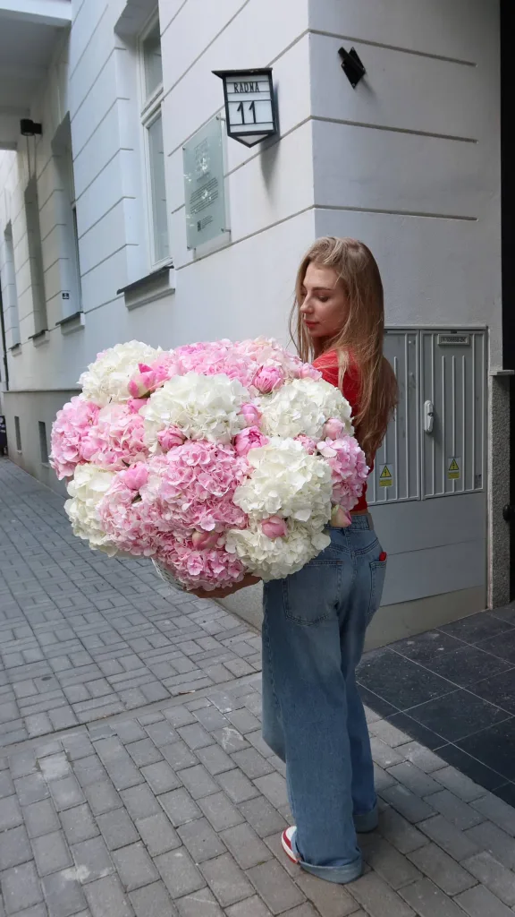 A hydrangea mono bouquet (2)