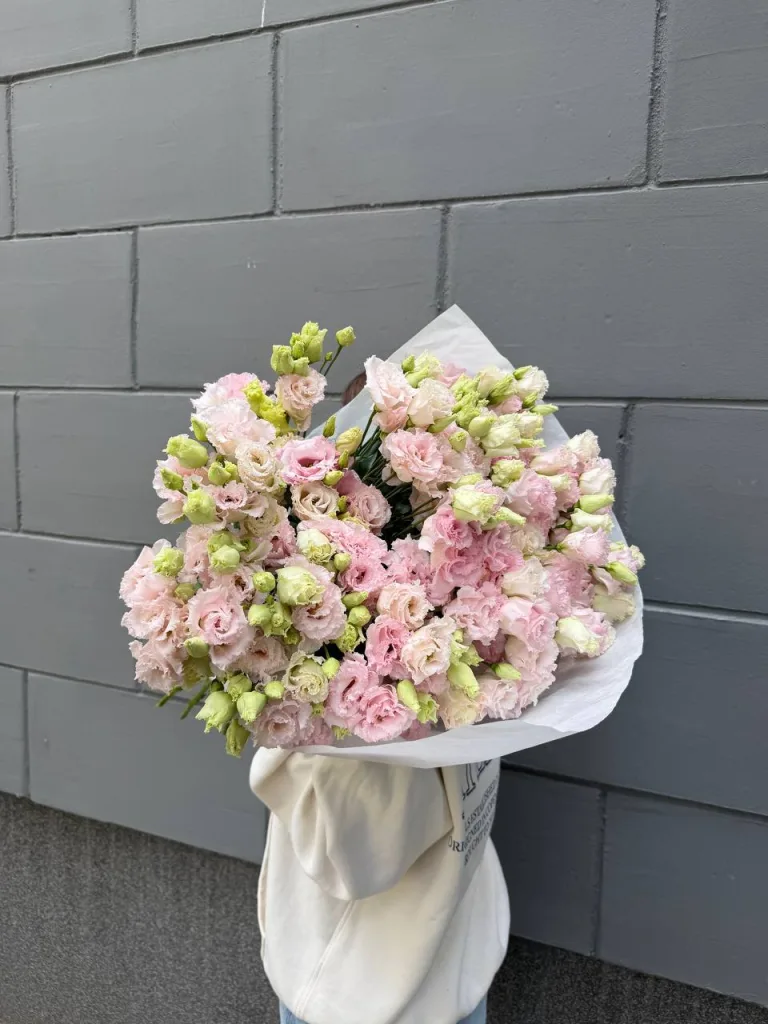A lisianthus mono bouquet — folia.flowers, florist in Warsaw