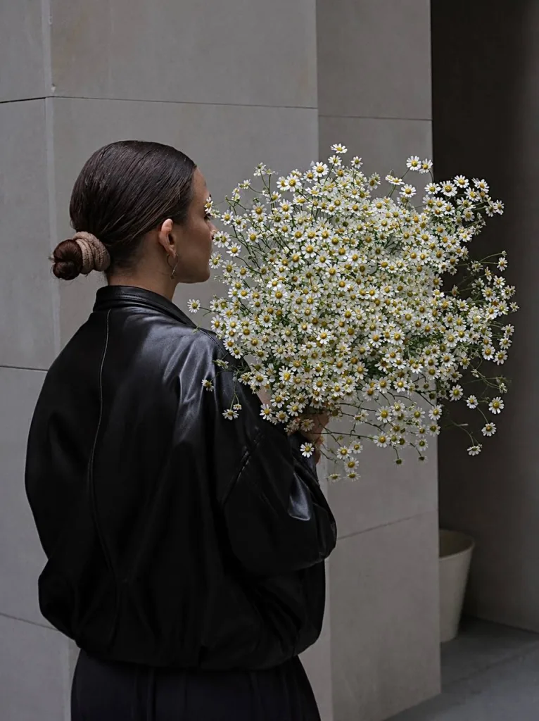 A chamomile mono bouquet — folia.flowers, florist in Warsaw