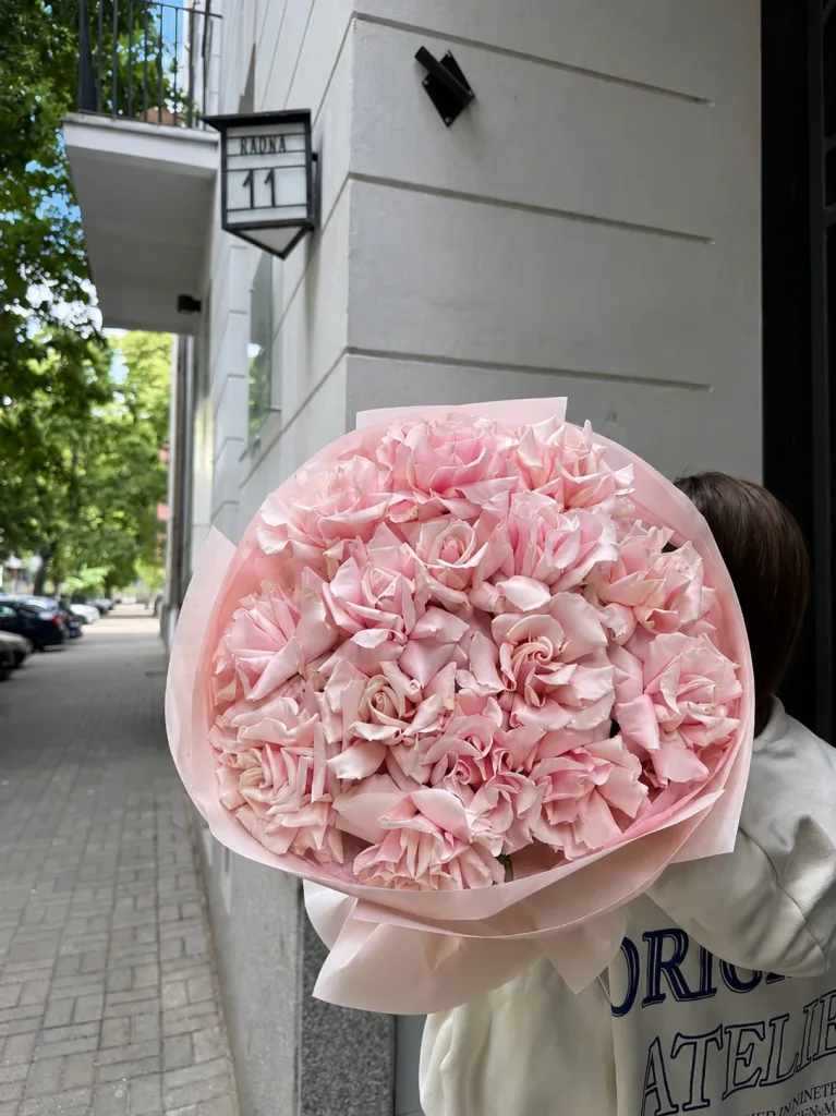 Bukiet z delikatnie różowych francuskich róż — folia.flowers, kwiaciarnia Warszawa